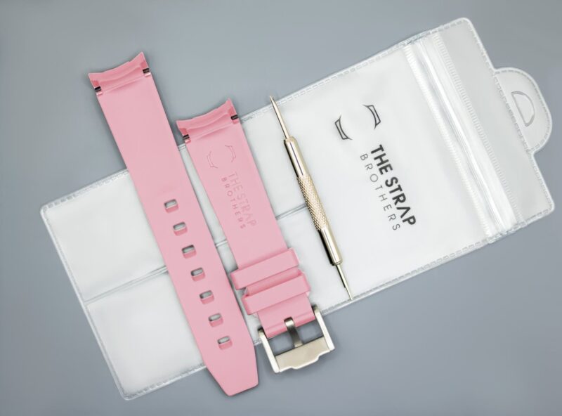 Achterzijde van het Pink MoonSwatch horlogebandje en verpakking van The Strap Brothers