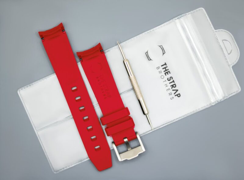 Achterkant van het Red MoonSwatch horlogebandje en verpakking van The Strap Brothers